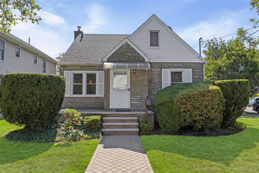 51 Stephen AVE, New Hyde Park, NY 11040