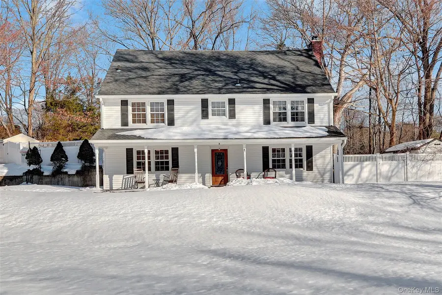 8 Noel PL, Smithtown, NY 11787