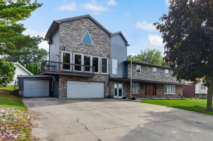 2212 Elm Tree LN, Crown Point, IN 46307