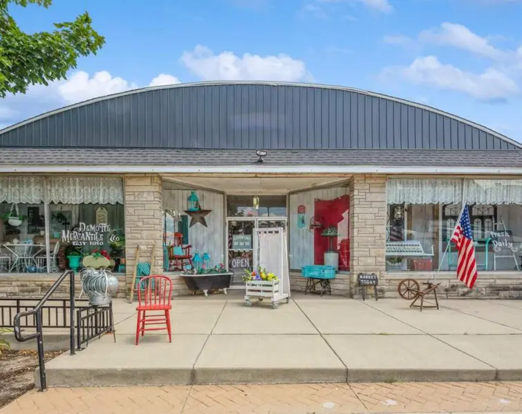 821 S Halleck ST, Demotte, IN 46310