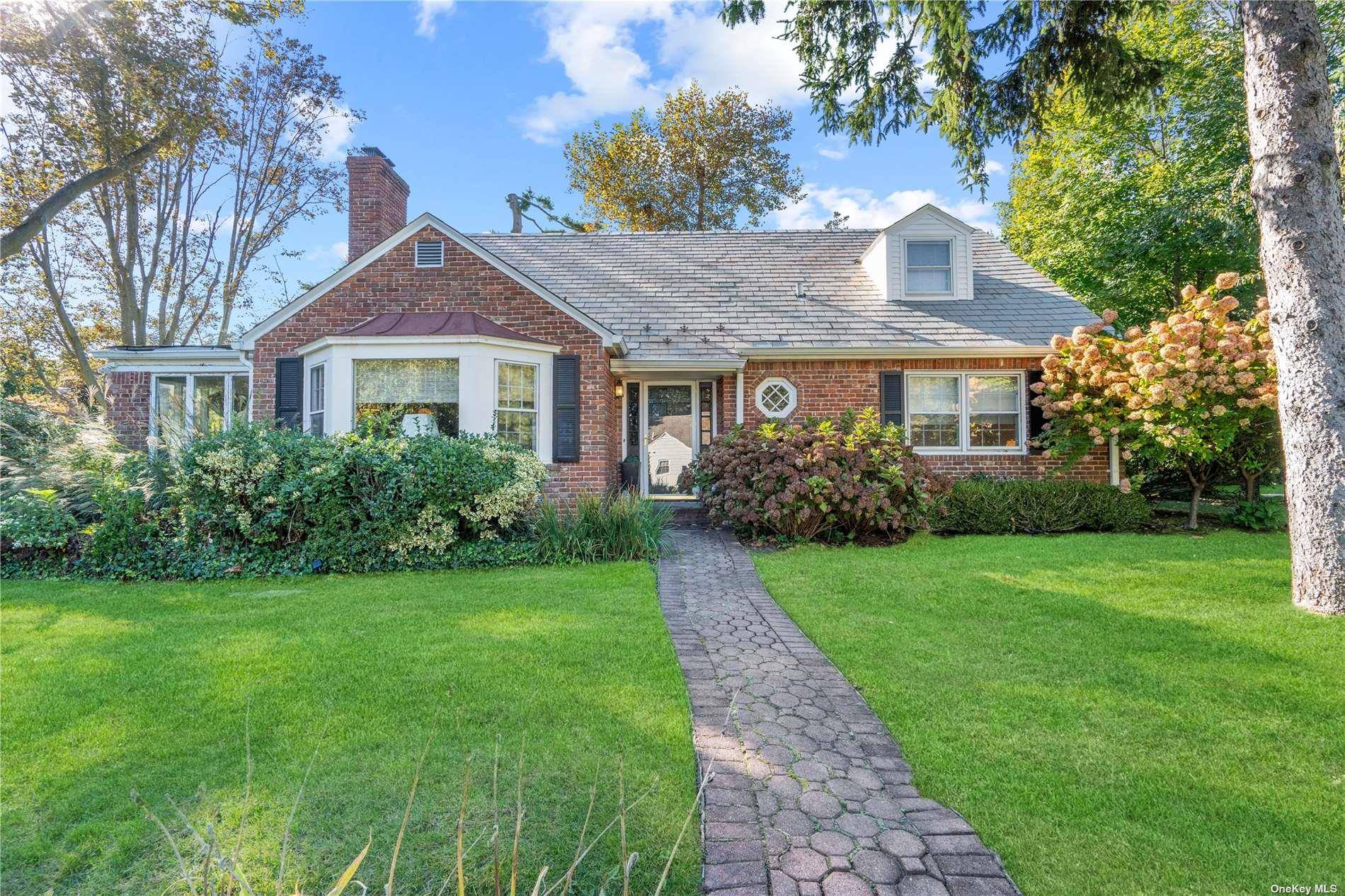 25 Glenwood LN, East Hills, NY 11577