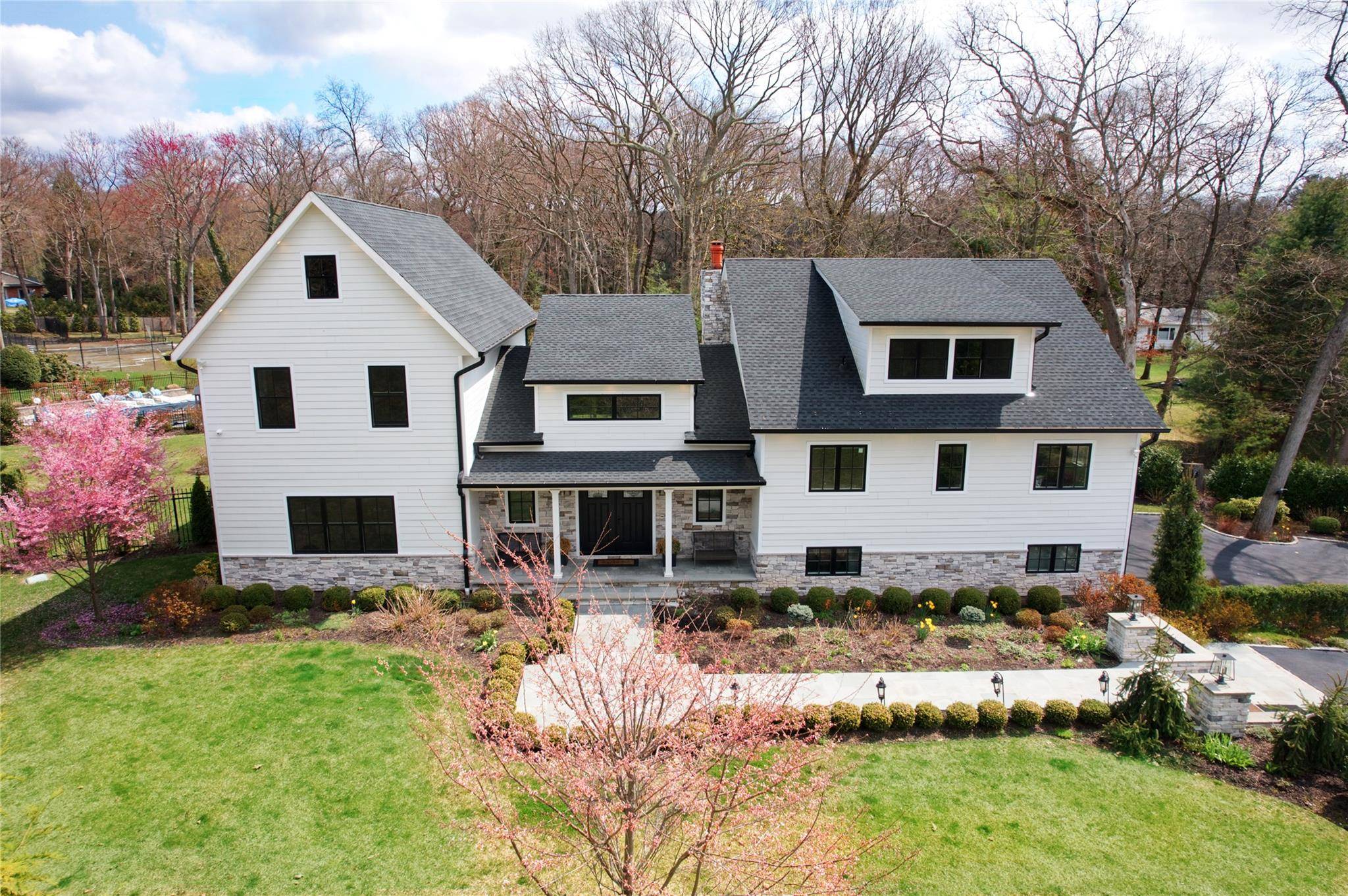 72 Wheatley RD, Old Westbury, NY 11568