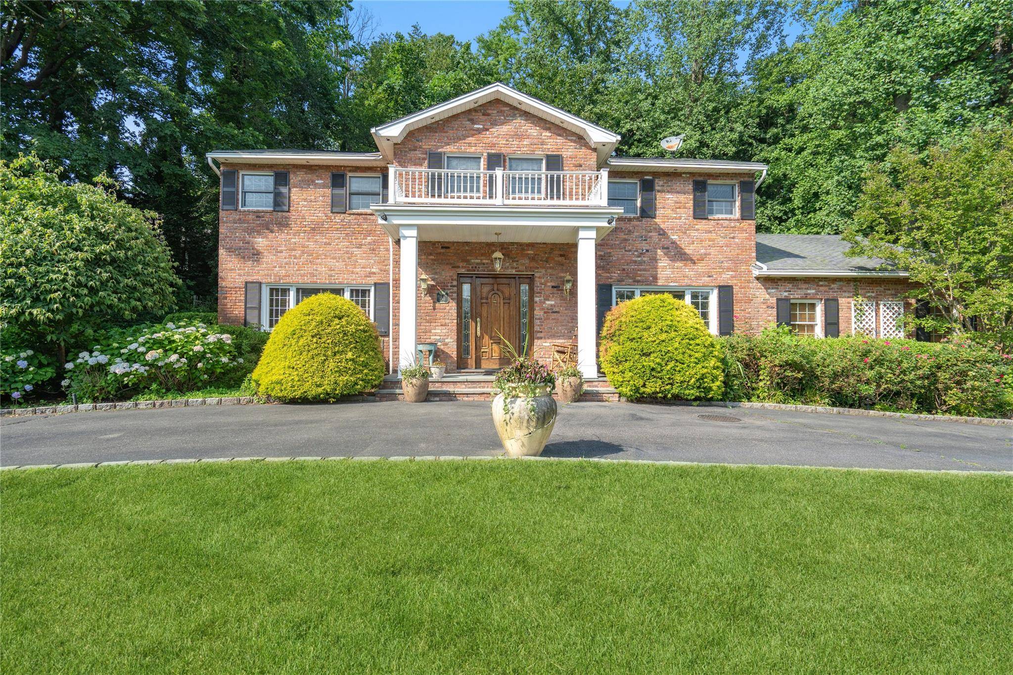 180 Peach DR, East Hills, NY 11576