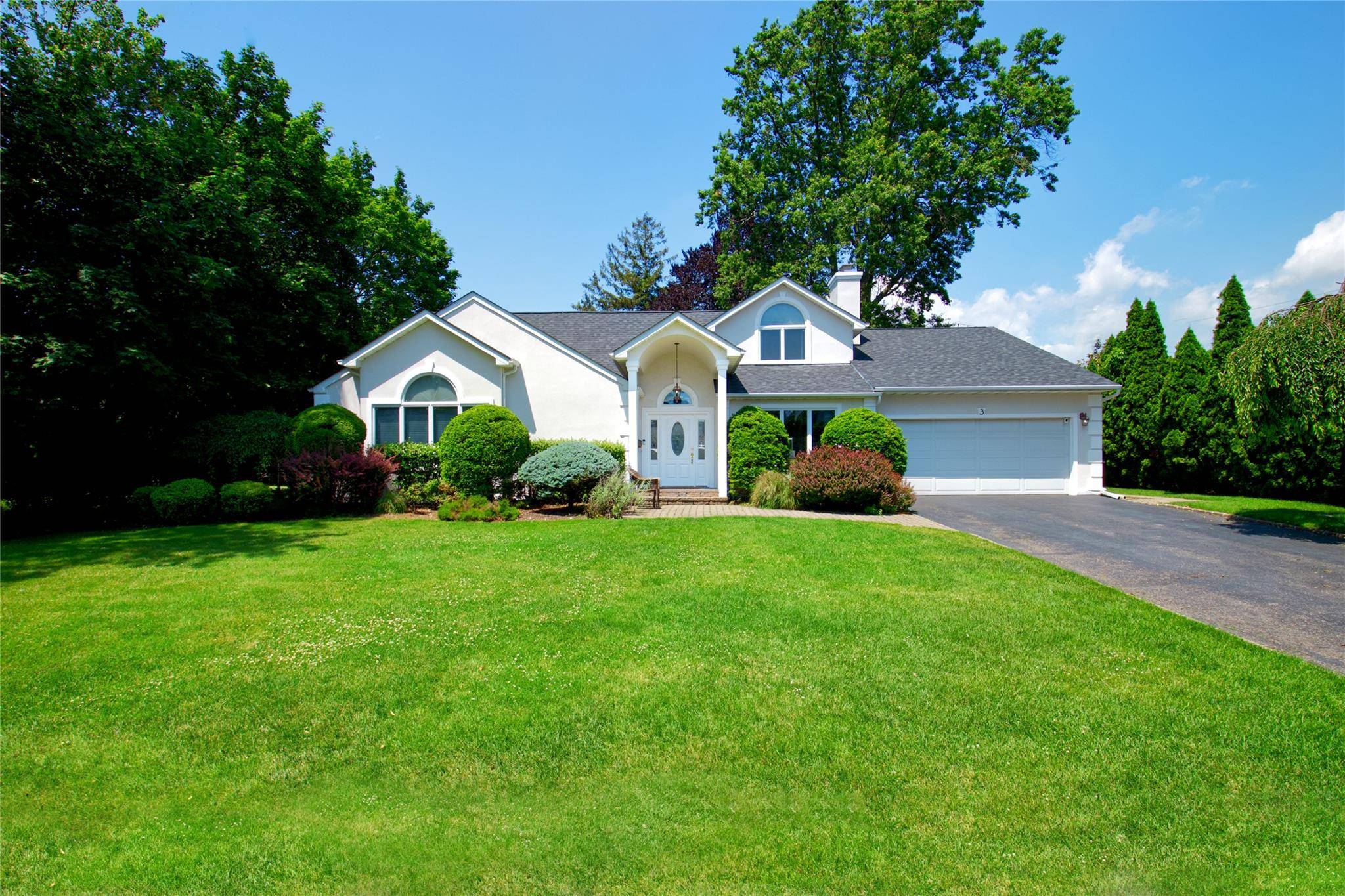 3 Candy LN, East Hills, NY 11577