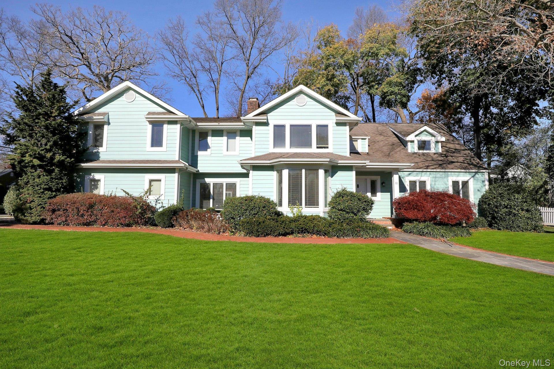 81 Round Hill RD, East Hills, NY 11577