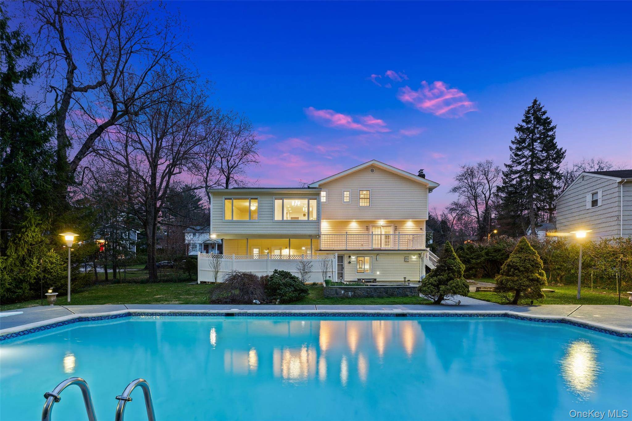 10 Cherry LN, Scarsdale, NY 10583
