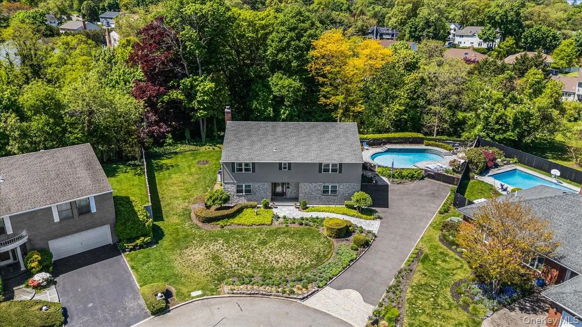 4 High CT, Bayville, NY 11709