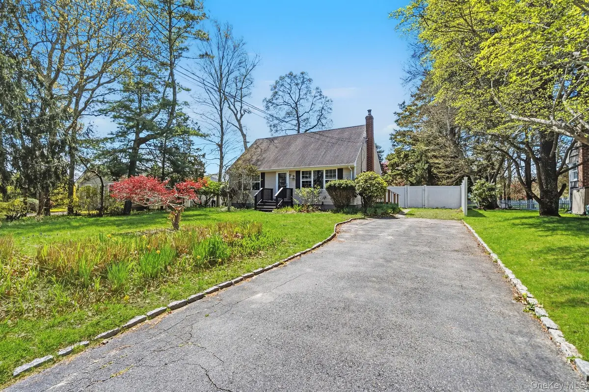 9 White Birch LN, Remsenburg, NY 11960