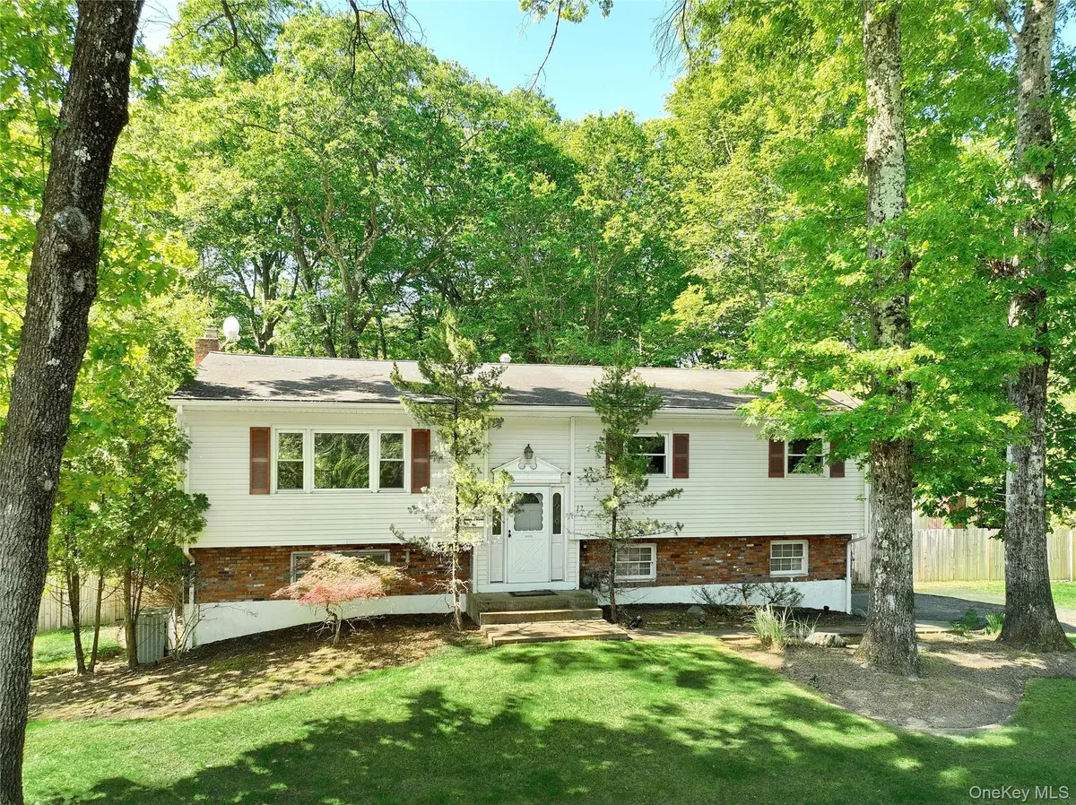 17 Twin Lakes DR, Airmont, NY 10952