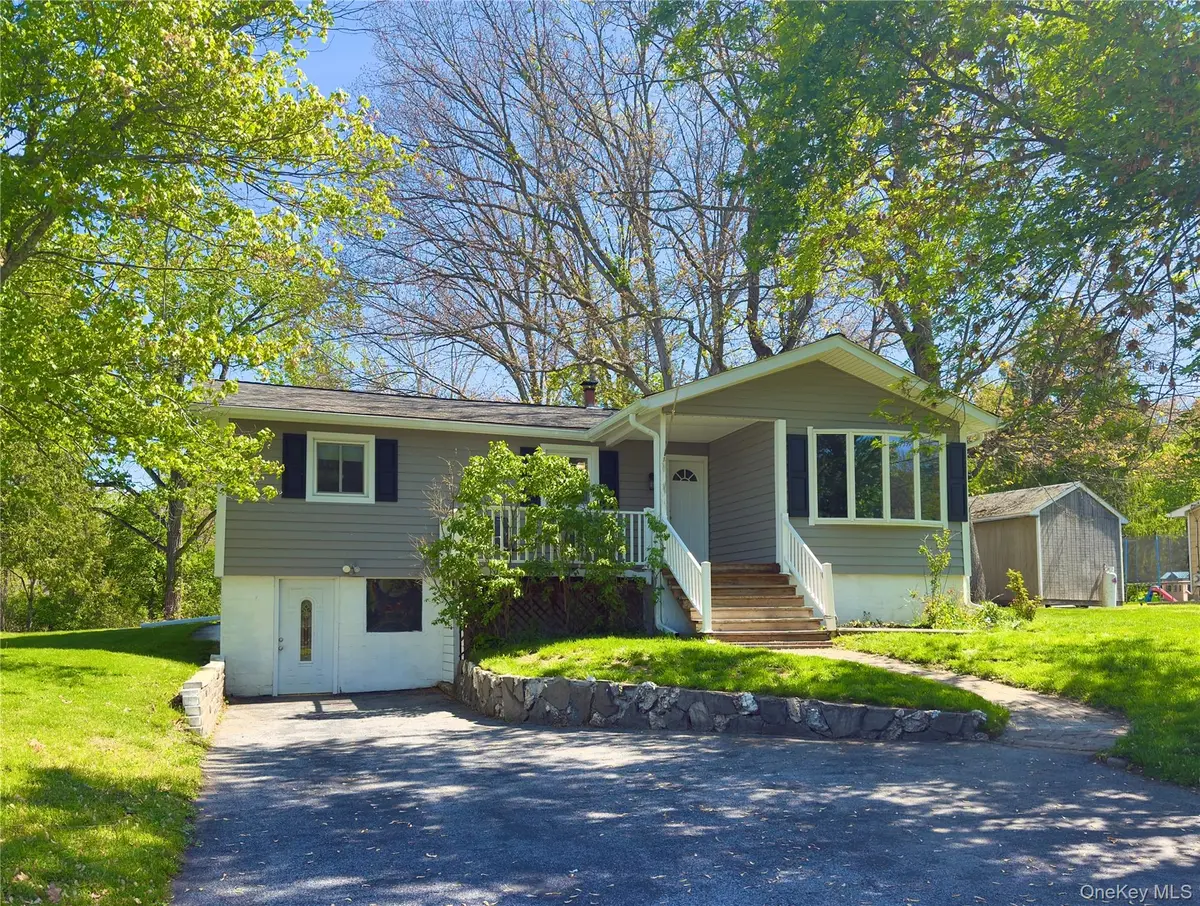 52 Holt RD, Hyde Park, NY 12538