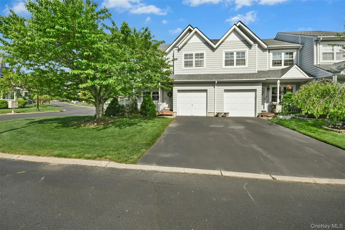 81 Sprucewood BLVD, Central Islip, NY 11722