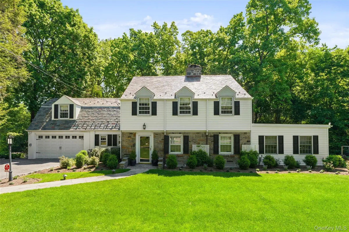 202 Rock Creek LN, Scarsdale, NY 10583