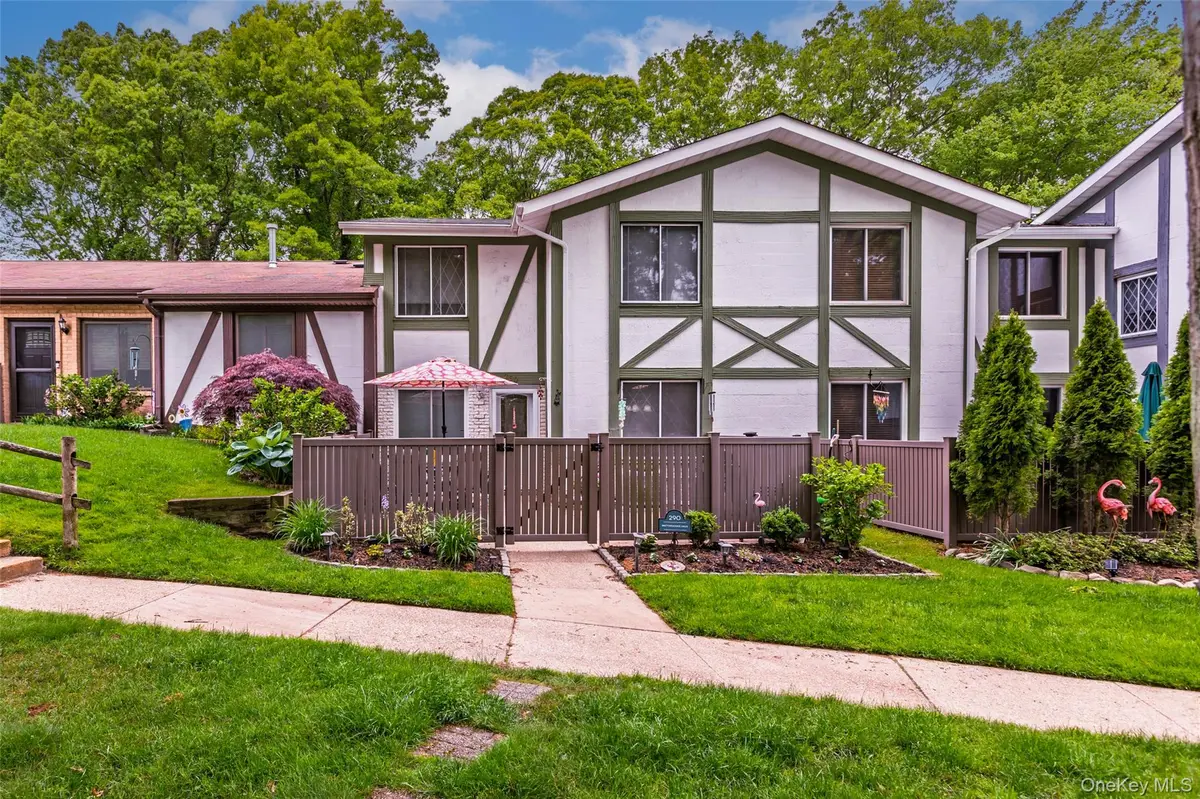 290 Brettonwoods DR, Coram, NY 11727