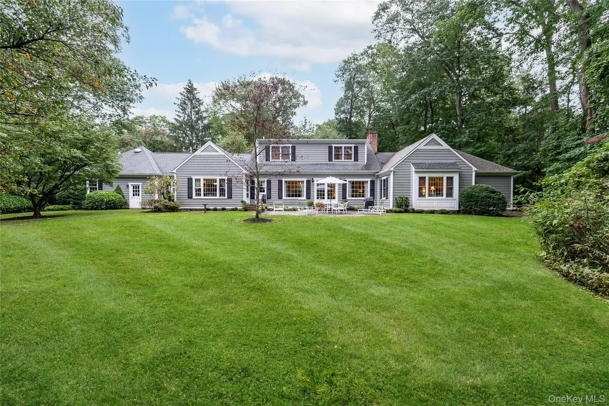 3 Peacock Pond RD, Glen Cove, NY 11542