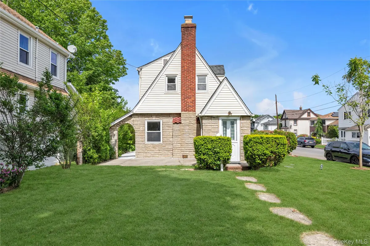 40 6th AVE, New Hyde Park, NY 11040
