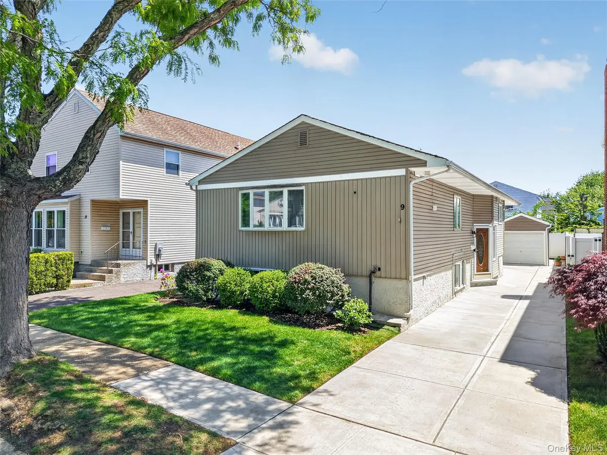 9 Smith PL, Williston Park, NY 11596