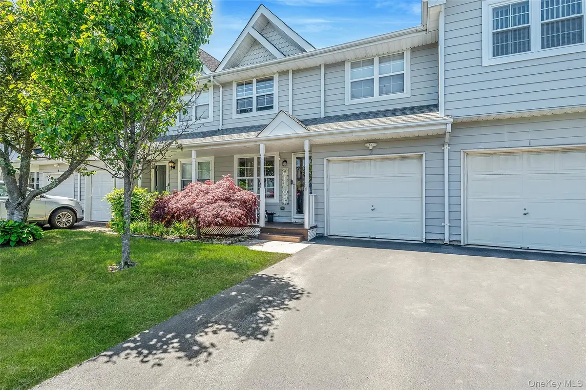 2 Clubhouse CIR, Central Islip, NY 11722