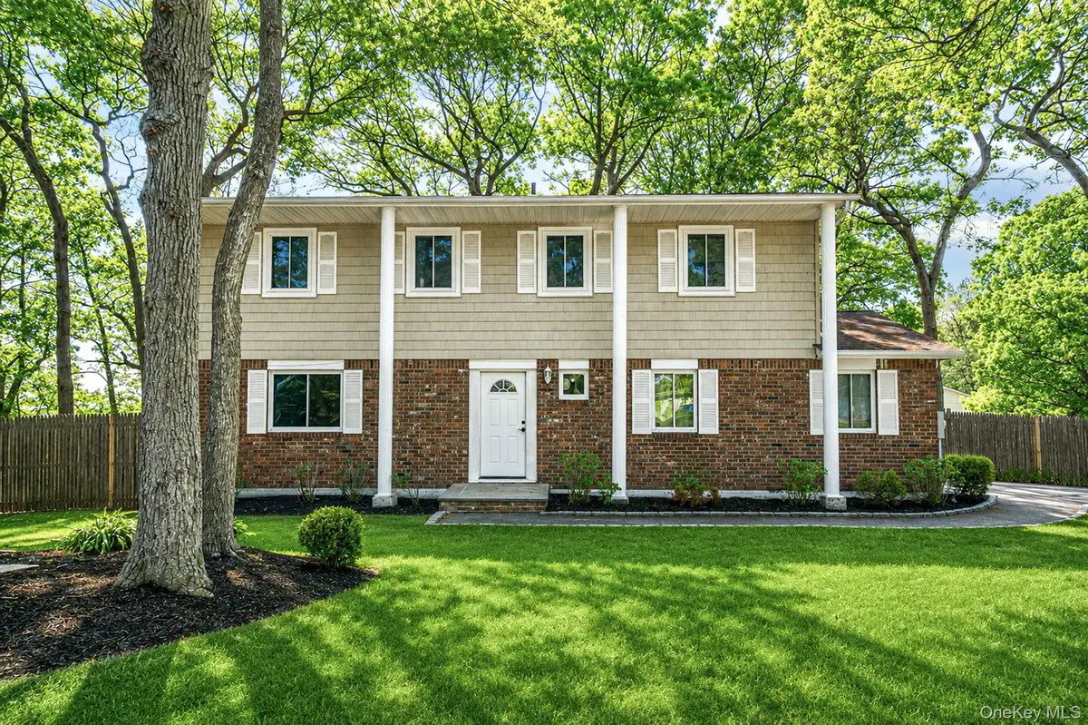 14 Basswood LN, Farmingville, NY 11738