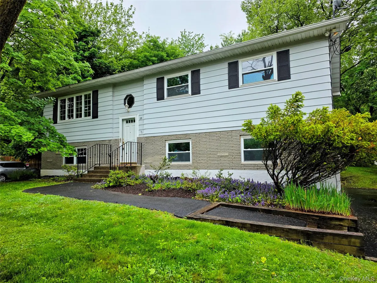 25 Oakwood DR, Wappingers Falls, NY 12590