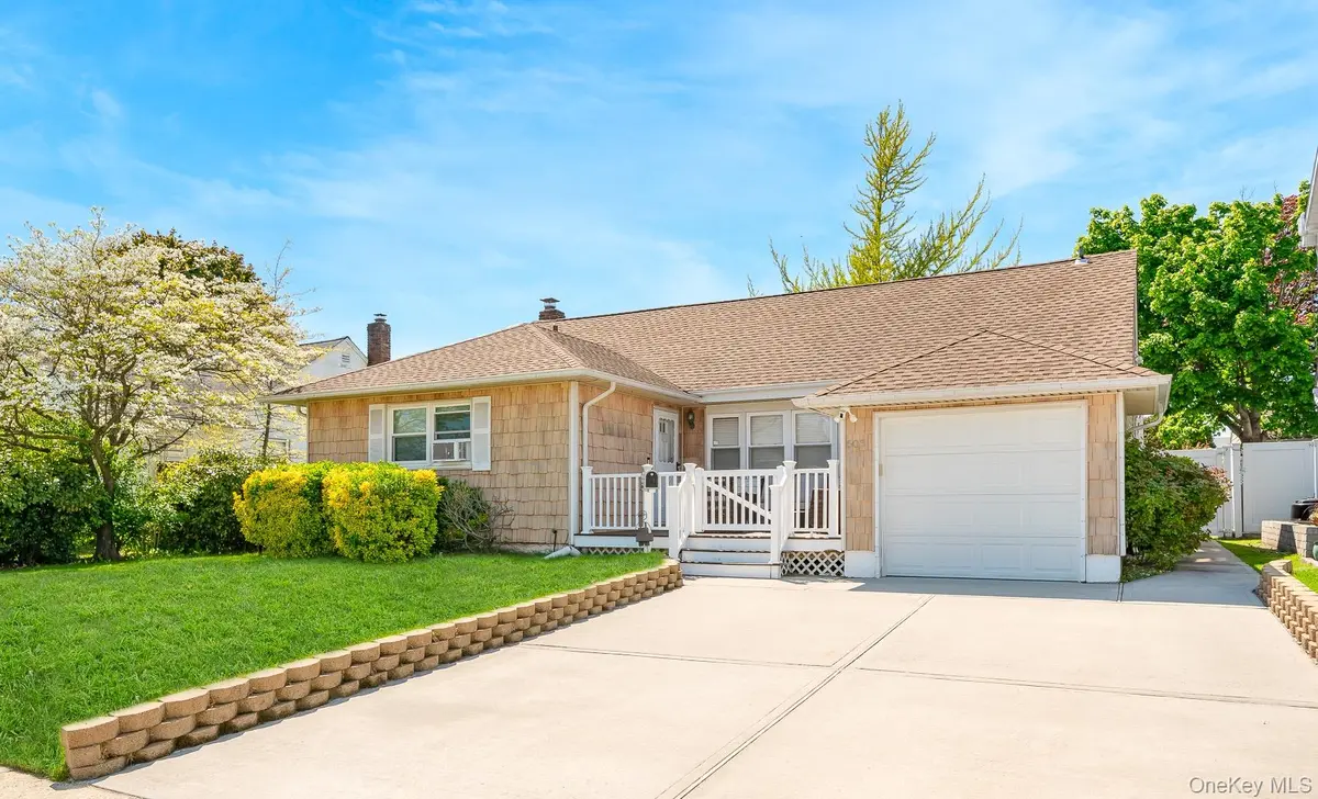 505 Lariat LN, Bethpage, NY 11714