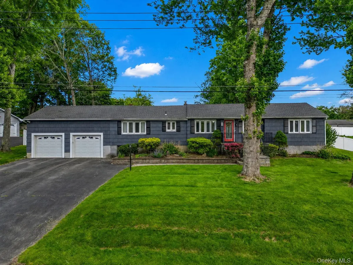 4 Foxey LN, Mahopac, NY 10541