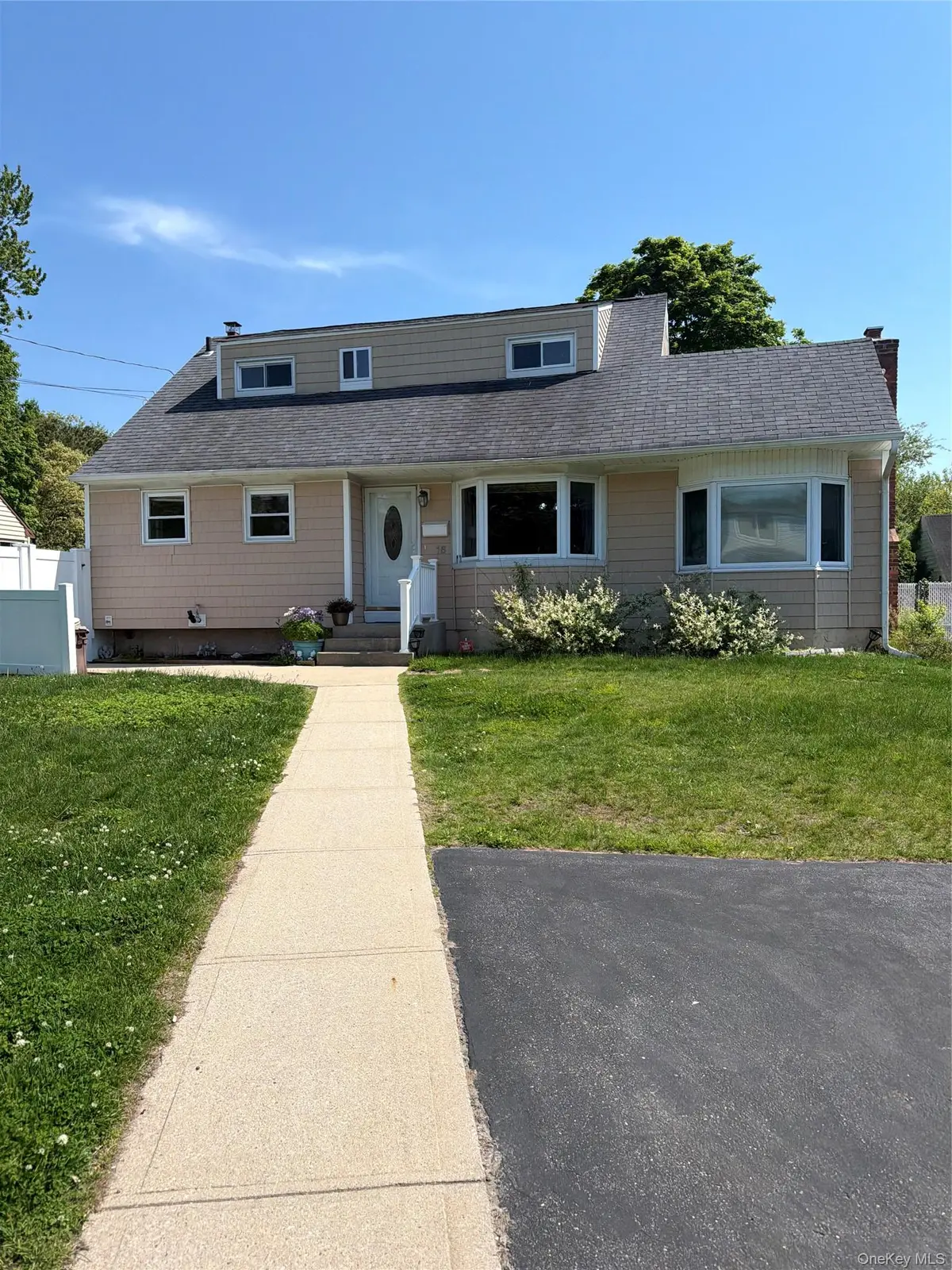 16 Kopf ST, Brentwood, NY 11717