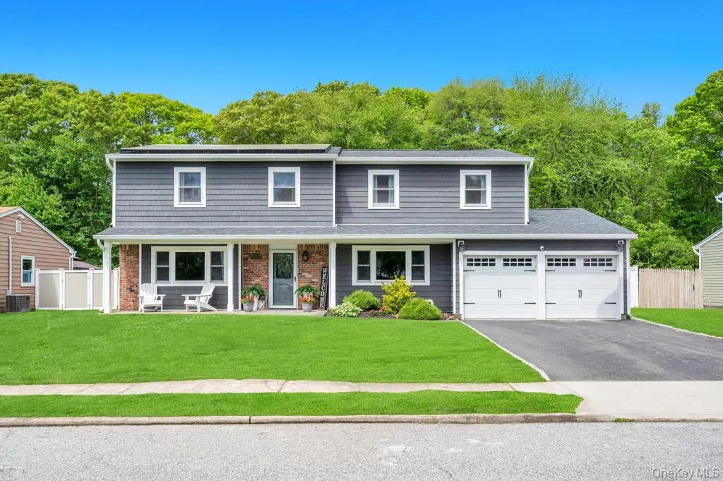 20 Canterbury CT, Oakdale, NY 11769