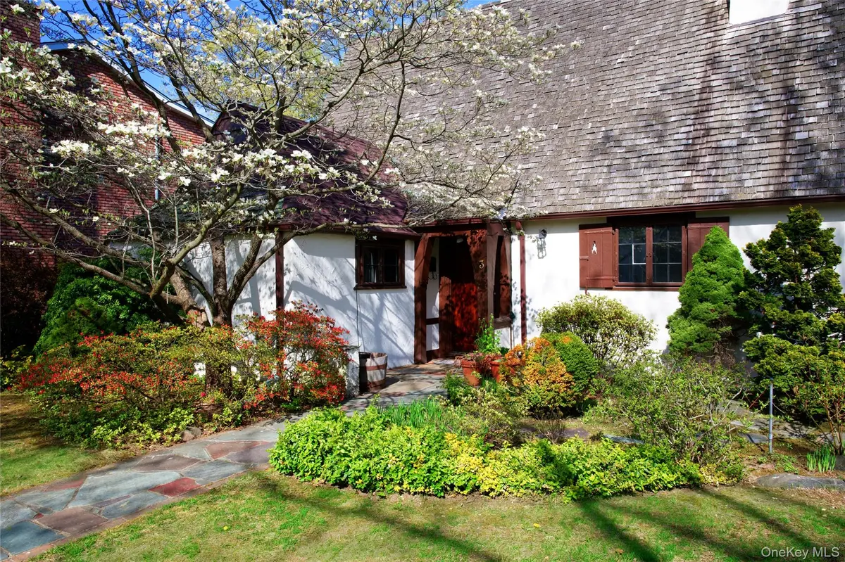 3 Brompton RD, Garden City, NY 11530