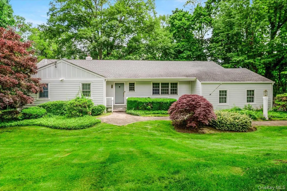 4 Lower DR, Huntington Bay, NY 11743