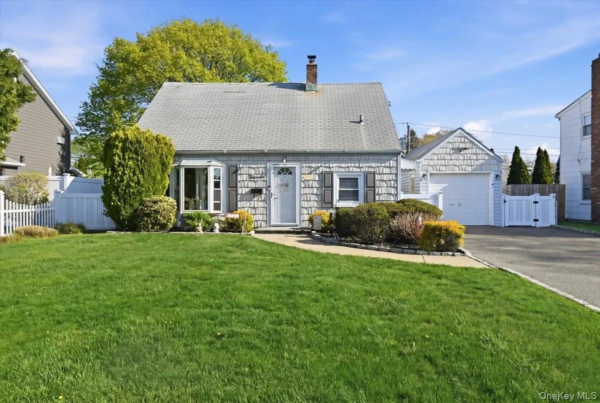 13 Grove LN, Levittown, NY 11756