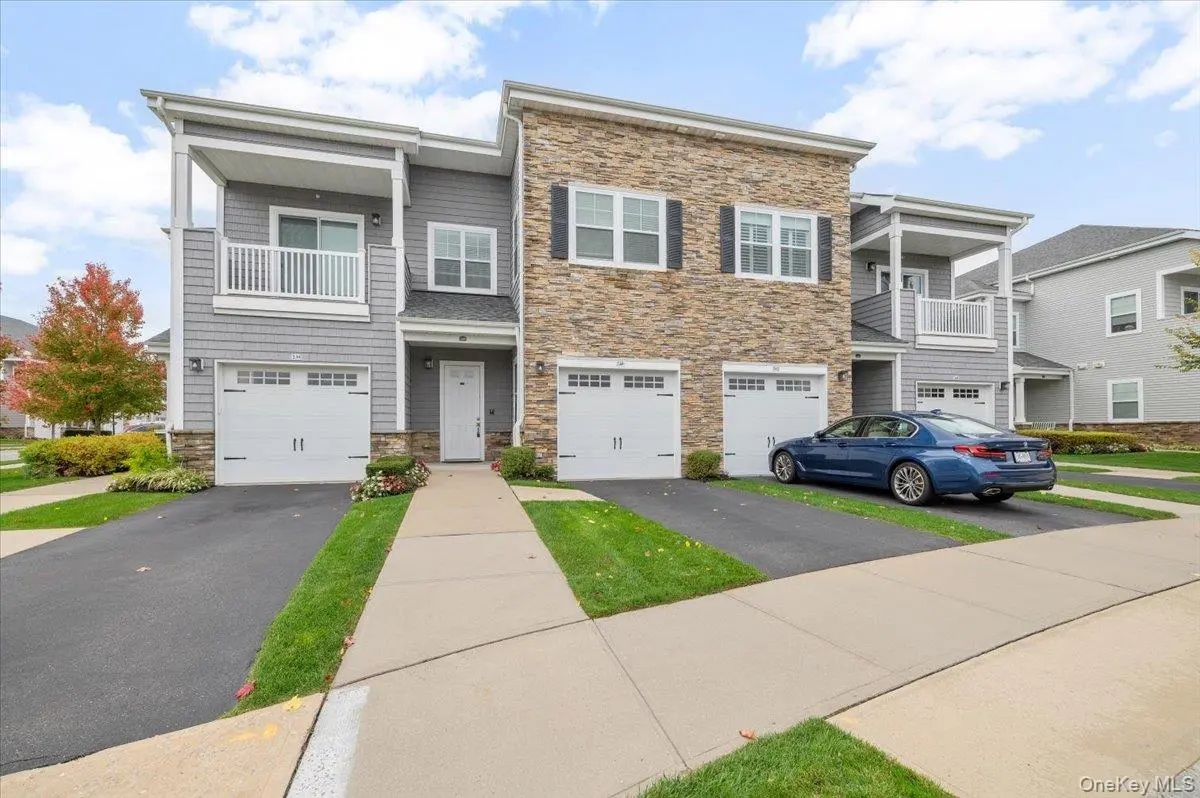 240 Fall CT, Elwood, NY 11731