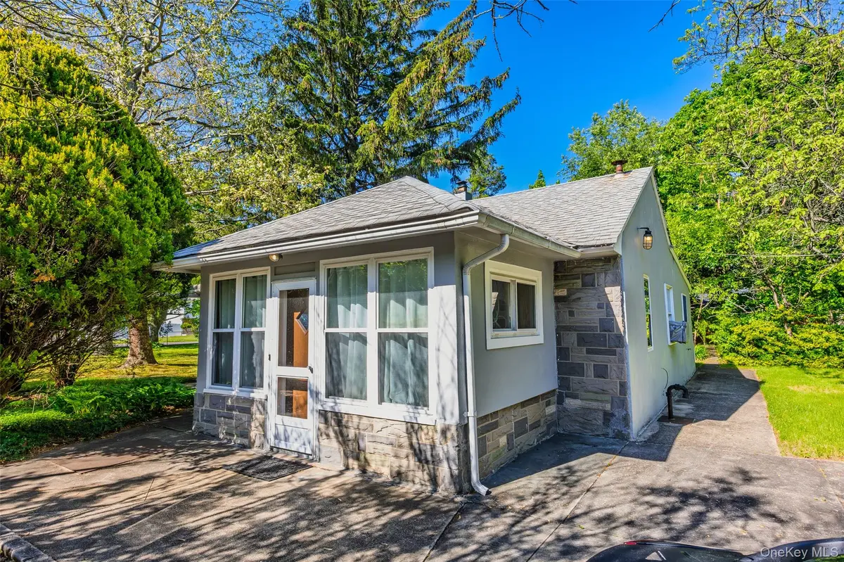 108 Claremont ST, Deer Park, NY 11729