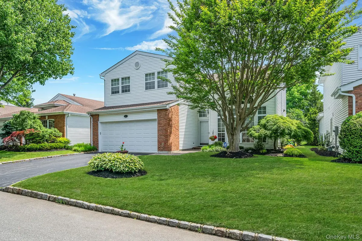 15 Hamlet DR, Commack, NY 11725
