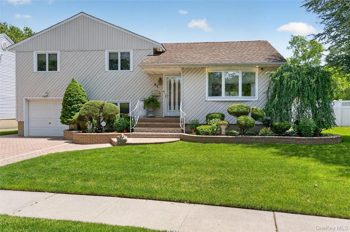 91 Myles AVE, Levittown, NY 11756