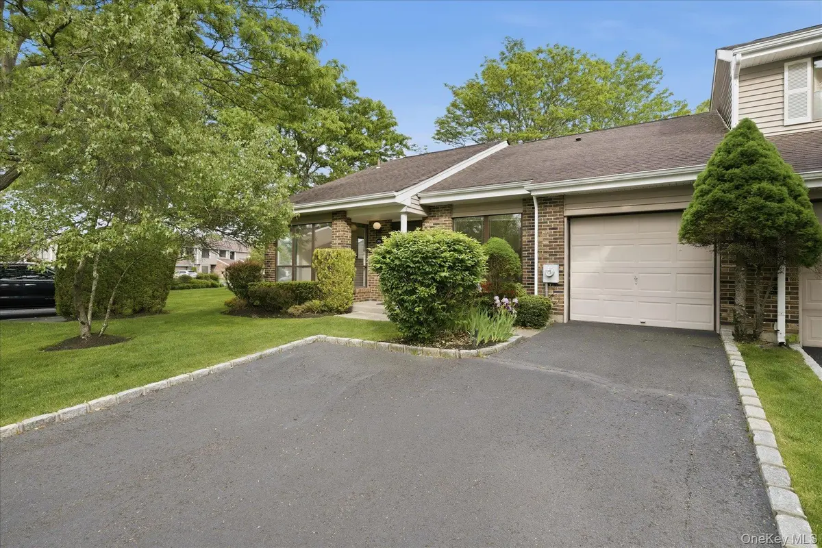 79 S Pond LN, Smithtown, NY 11787