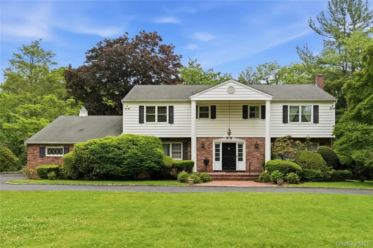 14 Oak LN, Old Brookville, NY 11545