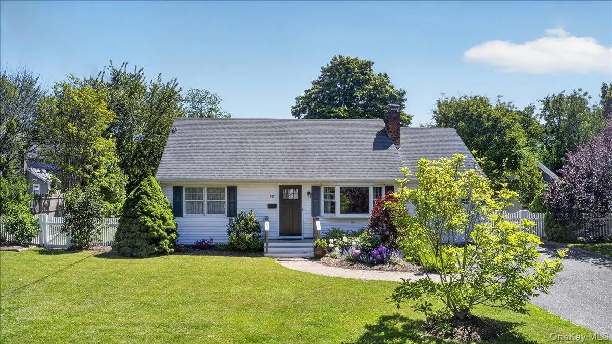 17 Barteau AVE, Blue Point, NY 11715