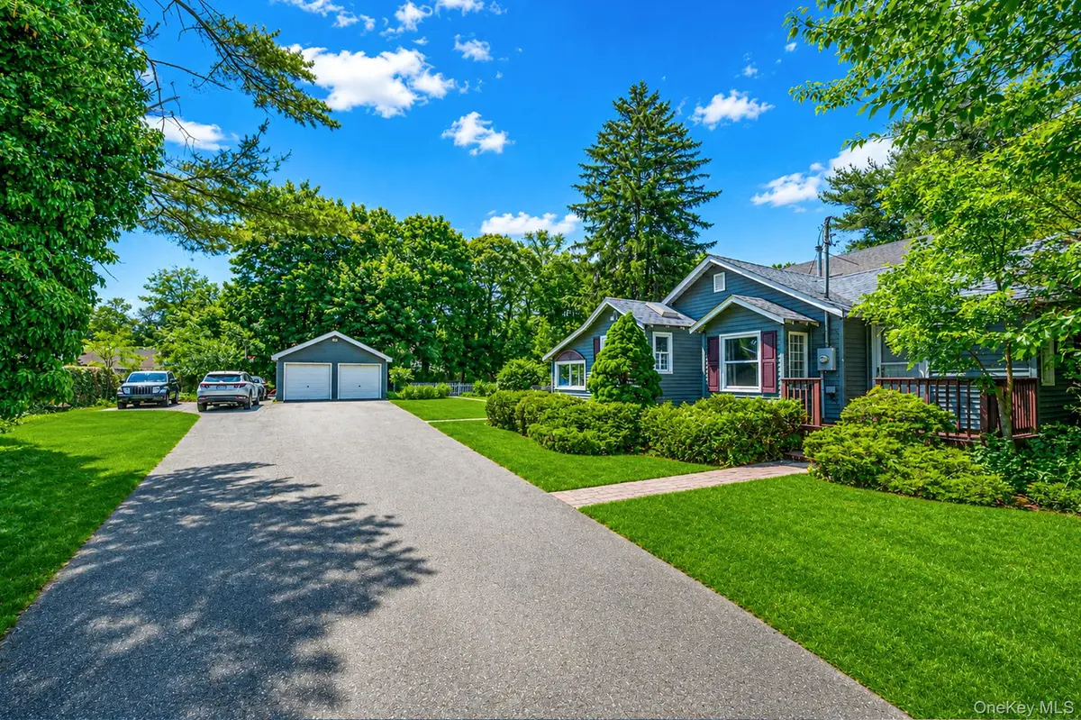 612 Blue Point RD, Holtsville, NY 11742