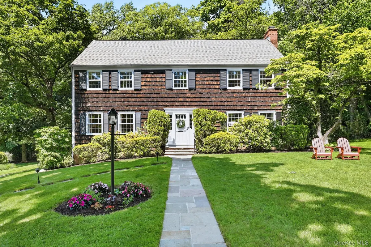 16 Old Farm LN, Hartsdale, NY 10530