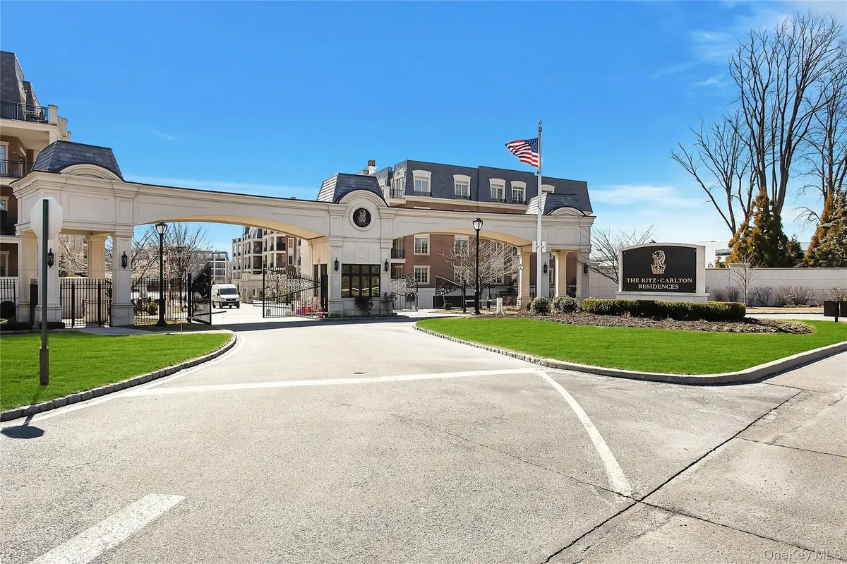 1000 Royal Court #1105, North Hills, NY 11030