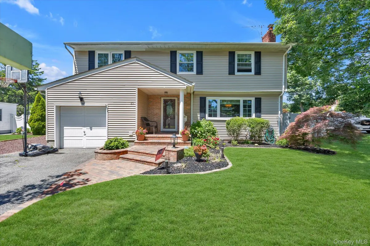 25 Arrowwood LN, Melville, NY 11747