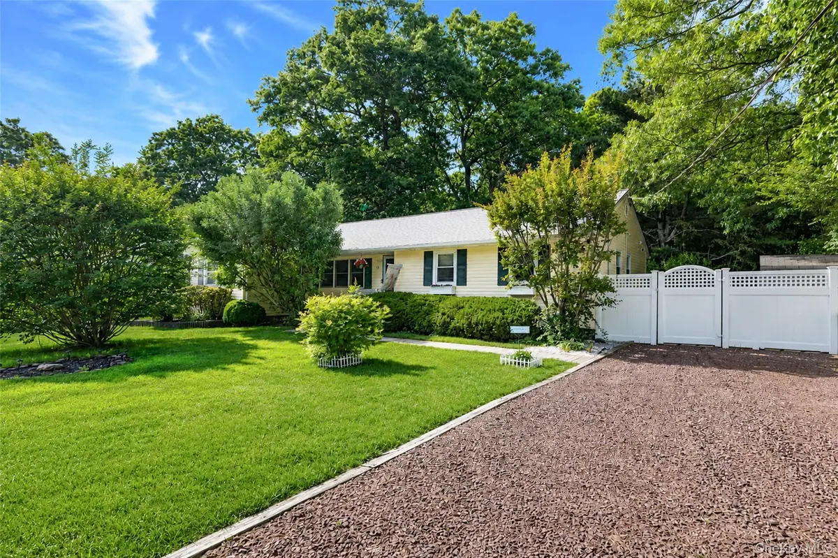 20 Loretta CT, Coram, NY 11727