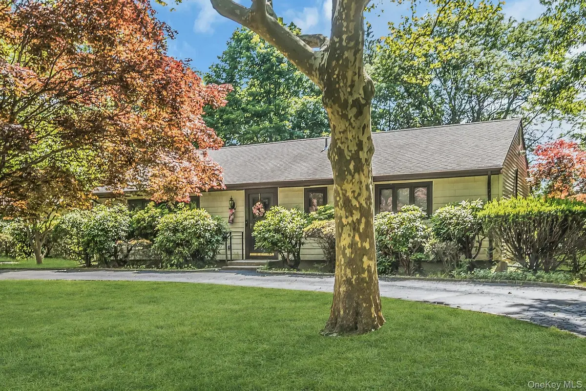1 Duffy CT, Northport, NY 11768
