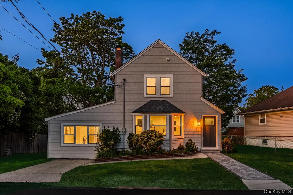 19 Westside AVE, Bay Shore, NY 11706
