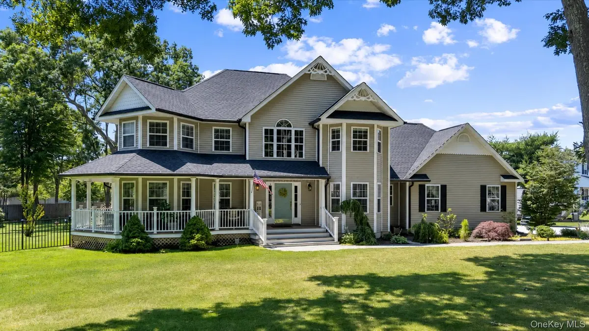 16 Crest Hollow LN, Manorville, NY 11949