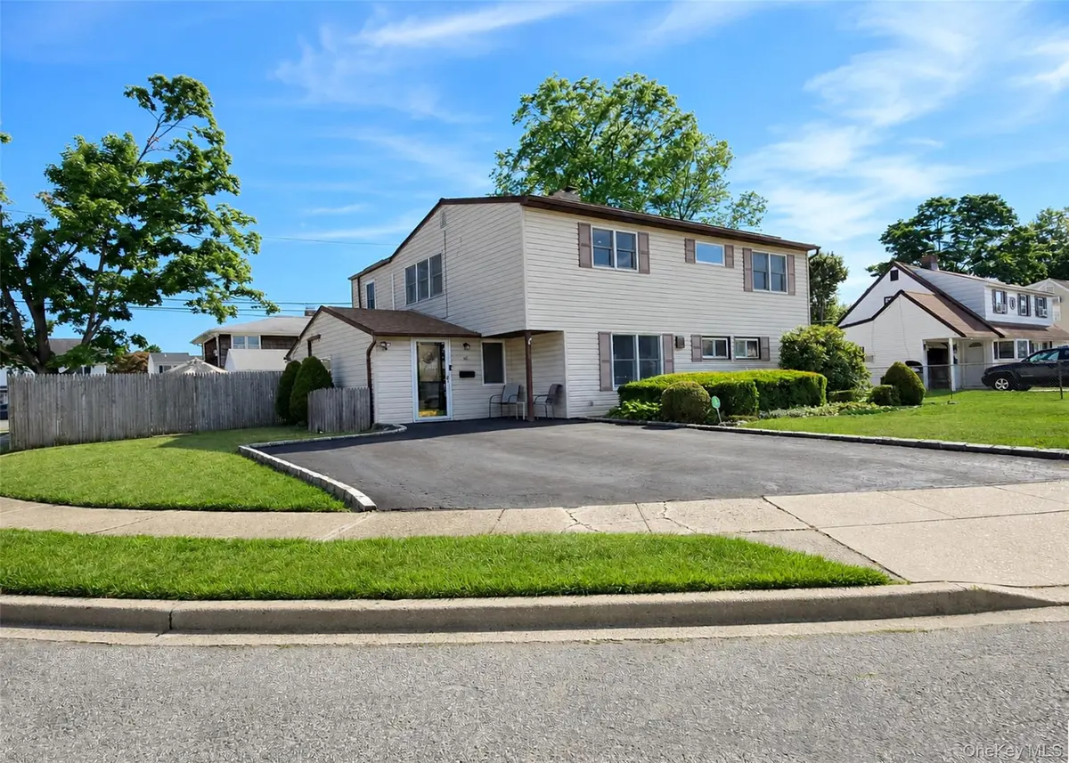 46 Marksman LN, Levittown, NY 11756