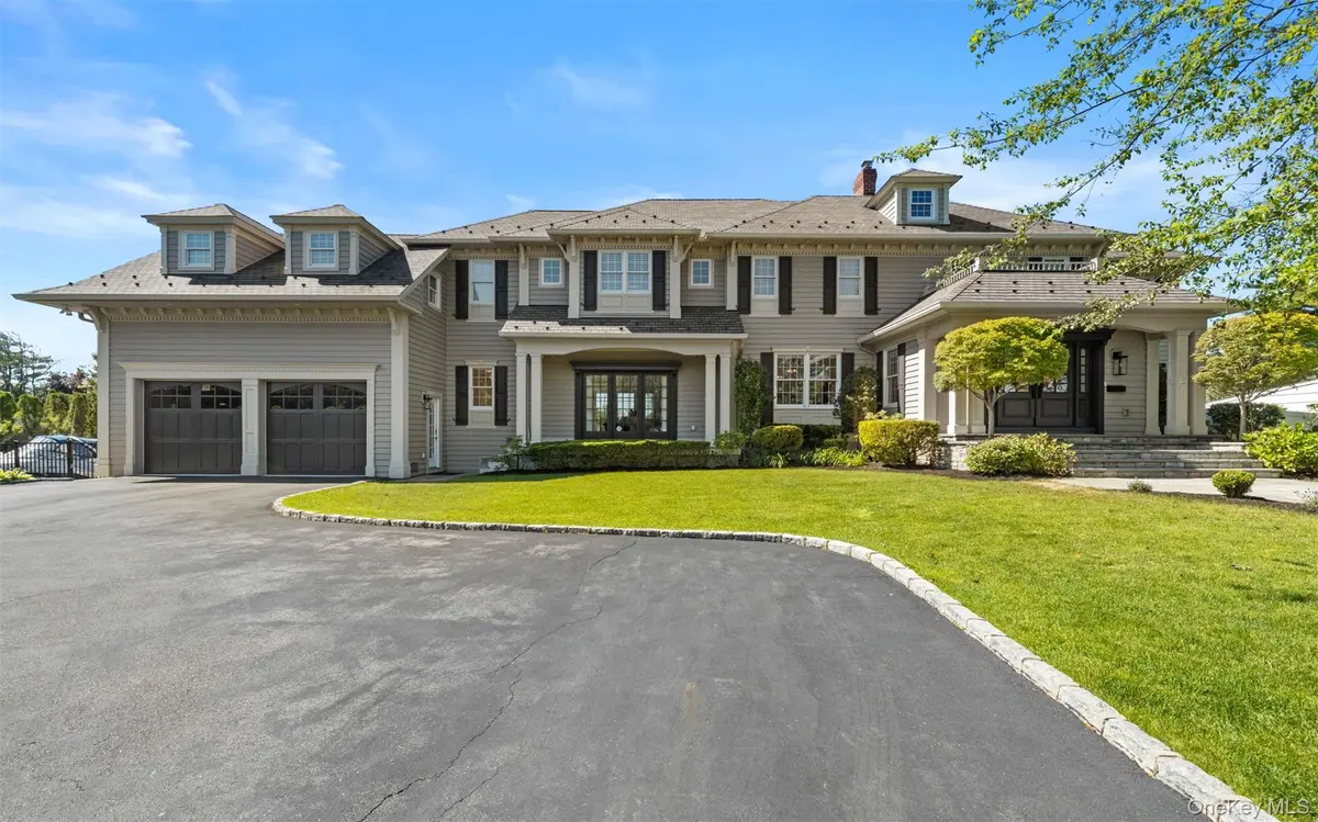 10 Magoun RD, West Islip, NY 11795