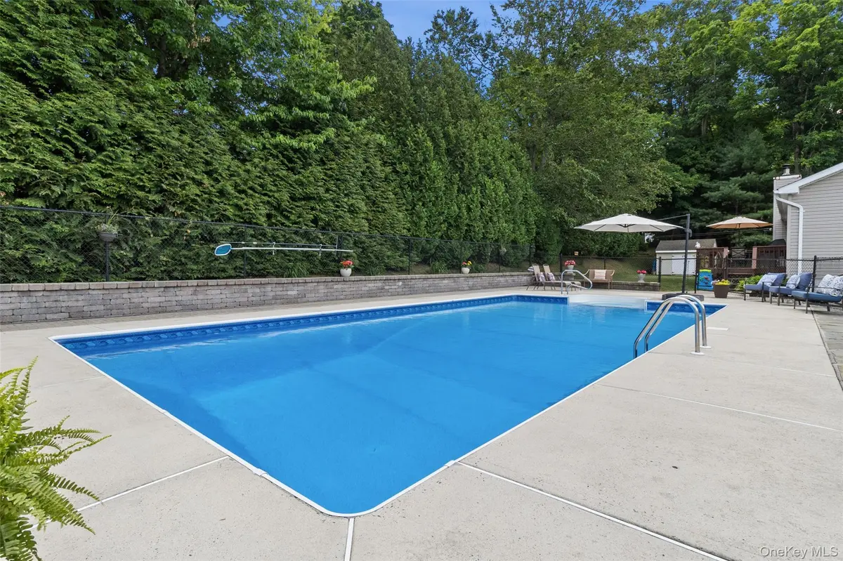 26 Pugsley Pkwy, Cortlandt Manor, NY 10567