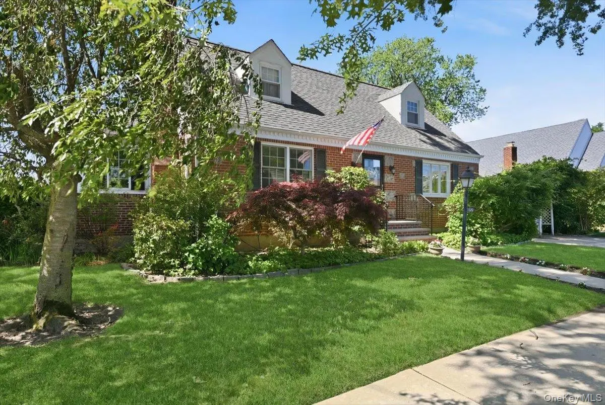 656 5th AVE, New Hyde Park, NY 11040