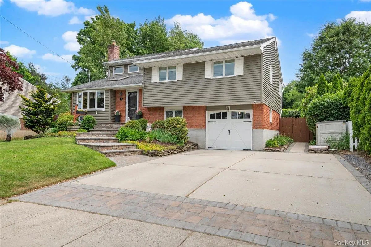 40 Sherman DR, Syosset, NY 11791
